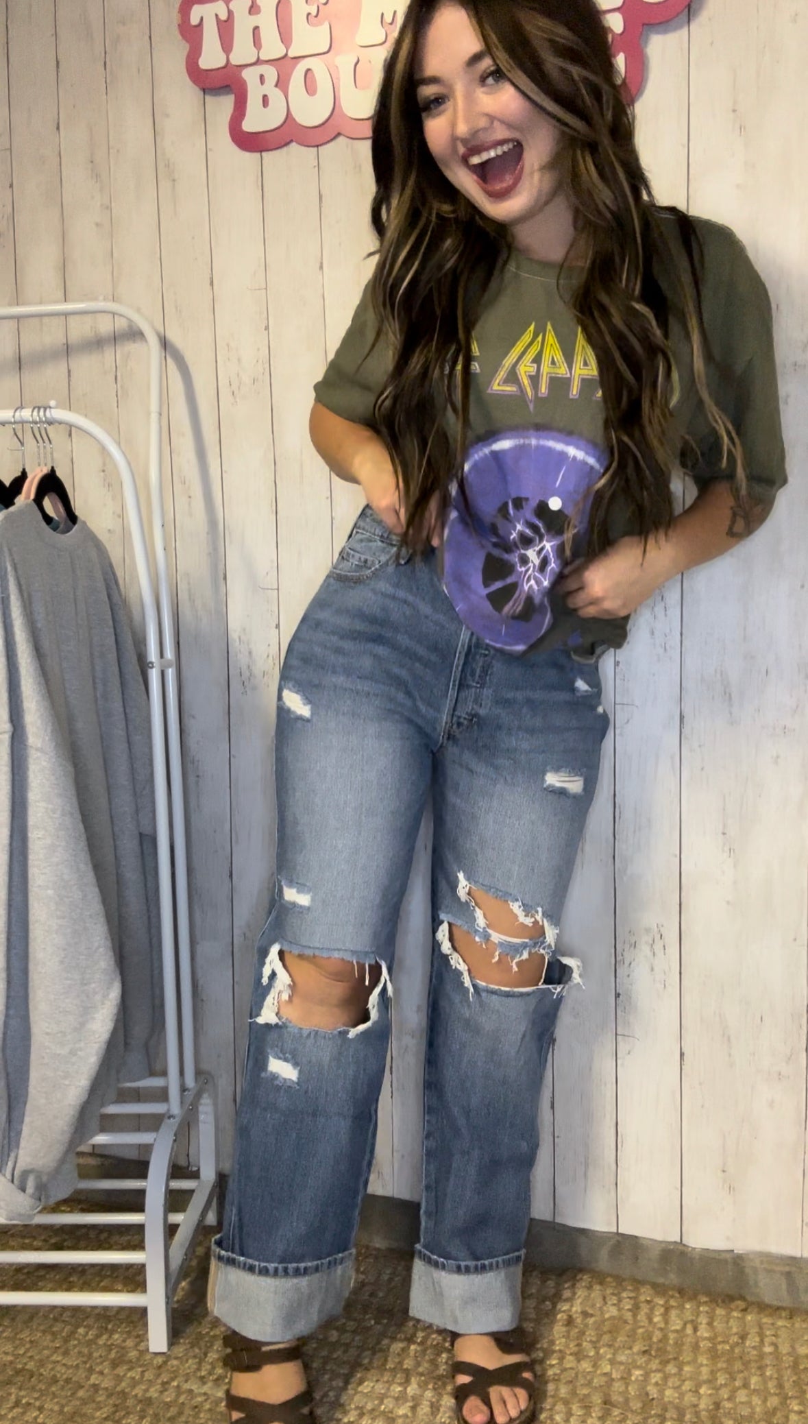 High rise distressed mom jeans 🩶